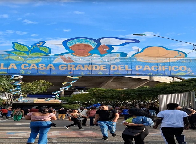 Aerial view of the massive crowd at the Petronio Álvarez Festival in Cali, Colombia, with colorful tents and stages, illustrating the scale of the event and the economic impact of its cancellation.